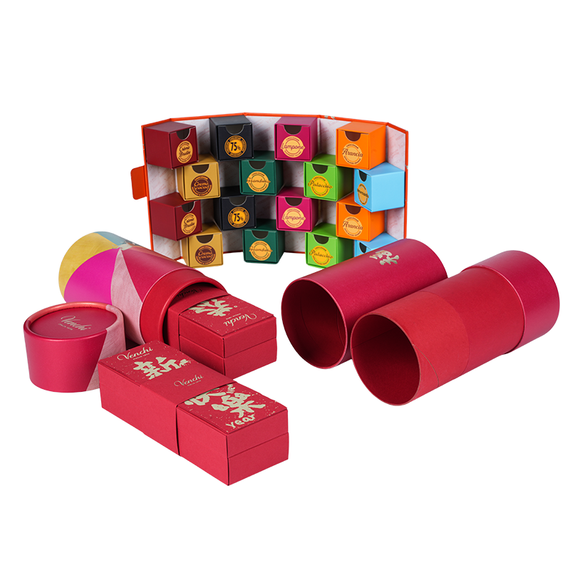 Kotak coklat bundar dengan tutup angkat yang kaku (langit dan bumi).